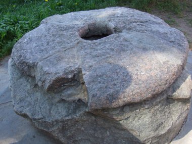 Değirmen taşının etrafında eski bir değirmen