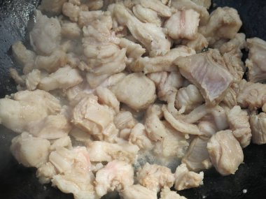 Et kazanda kızarır.