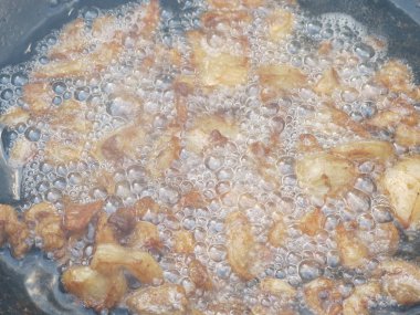 Et kazanda kızarır.