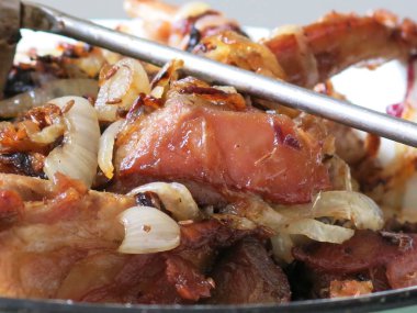 Et kazanda kızarır.