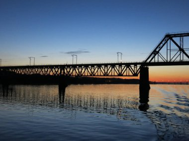 Akşamları nehir köprüsü