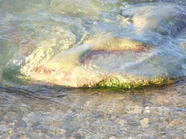 Moře Surfování Kámen Zeleným Mechem — Stock fotografie