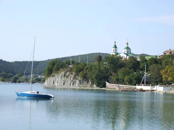 Jacht Tóban Háttérben Templom — Stock Fotó