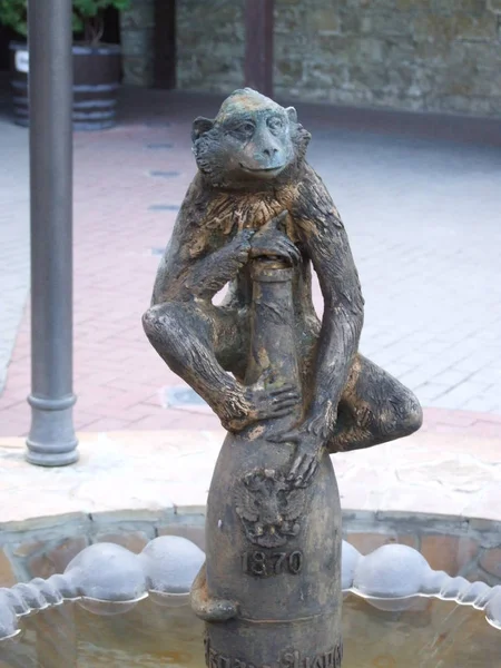 Abrau-Durso çeşmesi maymun şeklinde.