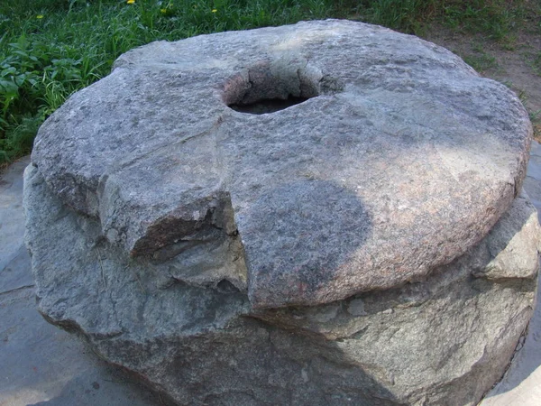 Değirmen taşının etrafında eski bir değirmen