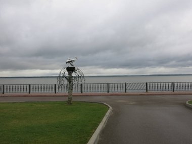 Rostov Parkı 'ndaki rıhtımda yapay leylek.