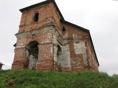 Eski tapınağın yıkılmış tuğla duvarları