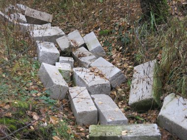 Yerde gri beton bloklar