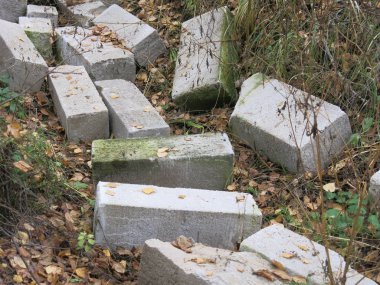 Yerde gri beton bloklar