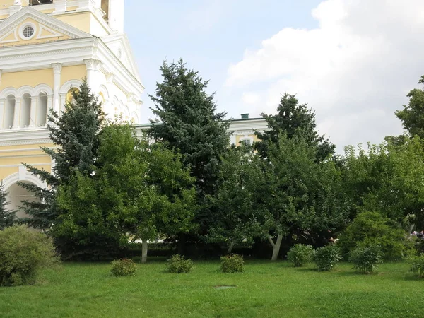 ディベヴォの修道院庭園風景 — ストック写真