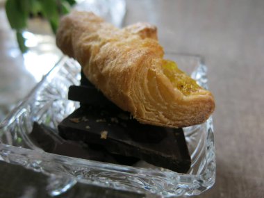 Kruvasan, krema ve şeker üreticili çay.