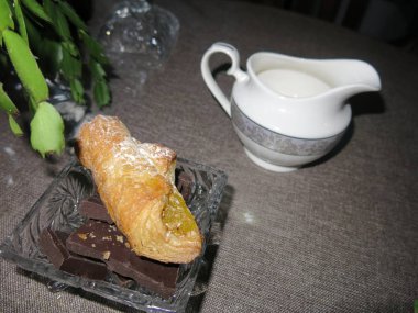 Kruvasan, krema ve şeker üreticili çay.