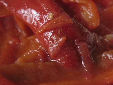 Konserveler dolusu kırmızı tabaklar.