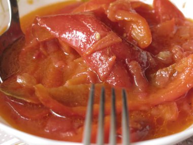 Konserveler dolusu kırmızı tabaklar.