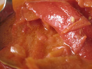 Konserveler dolusu kırmızı tabaklar.