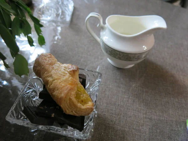 Tee Mit Croissant Milchkännchen Und Kandiszucker — Stockfoto