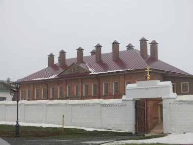 Ortodoks manastırının avlusu, tuğladan bir ev.