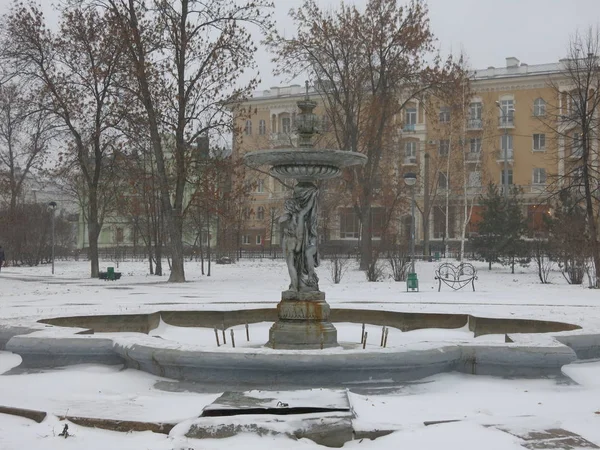 喀山冬季广场的喷泉 — 图库照片