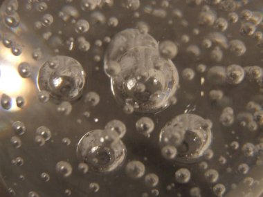 damlalar ve kabarcıklar bardakta ya da suda