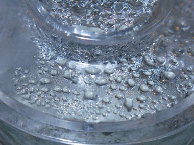 Buharlı sürahide bir damla su.