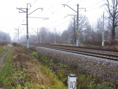 Rusya 'nın ücra bir köşesindeki yol kenarı istasyonunda sonbaharda