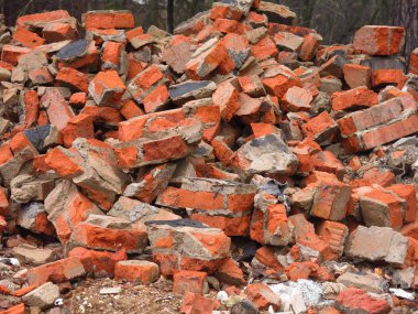 Kırık kırmızı tuğlalar yolda bir yığın halinde yatıyor.