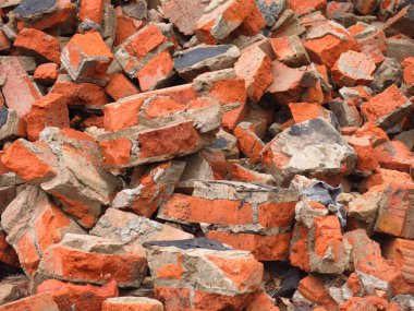 Kırık kırmızı tuğlalar yolda bir yığın halinde yatıyor.