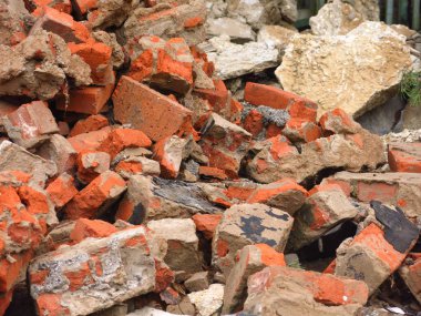 Kırık kırmızı tuğlalar yolda bir yığın halinde yatıyor.