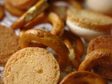 Çörekler ve kurabiyeler çay partisi için bir vazoya saklanır.