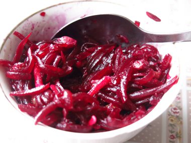 Sarımsaklı pancar rendelenmiş.