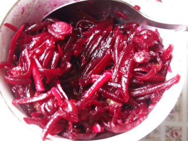 Sarımsaklı pancar rendelenmiş.