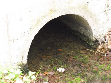 Su akışı için beton köprünün altındaki boru.