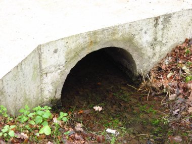 Su akışı için beton köprünün altındaki boru.