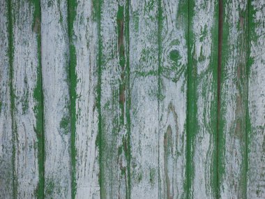 Dikey tahtaları ve yeşile boyanmış eski bir çitin dokusu. Ama solmuş ve boyası zamanla soyulmuş.