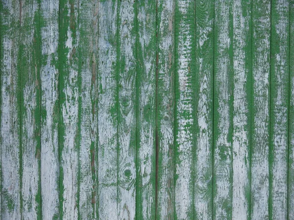 Dikey tahtaları ve yeşile boyanmış eski bir çitin dokusu. Ama solmuş ve boyası zamanla soyulmuş.