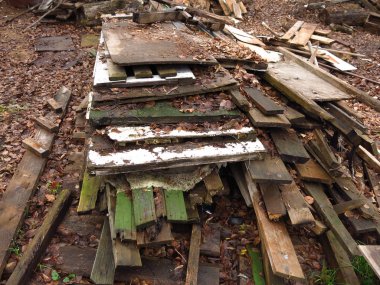 Eski tahtalar sokaklarda çürür.