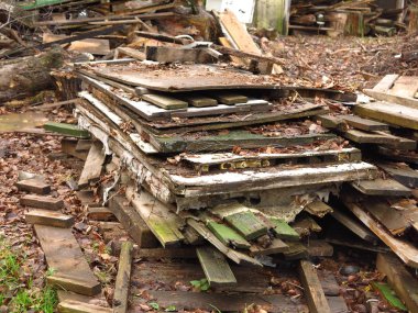 Gökyüzünün altında çürüyen tahtalar