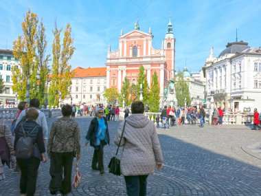 Slovenya sokaklarında insanlar