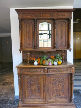 Vintage / retro tarzı eski ahşap büfe