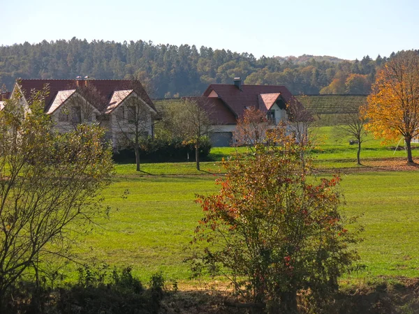 ピンクの家 畑や丘と色の秋の風景 — ストック写真