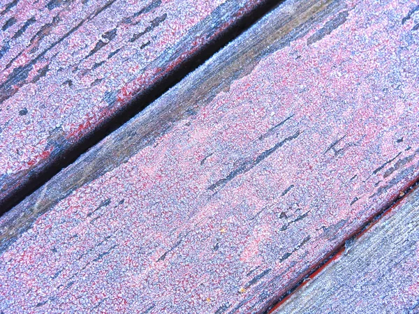 青と赤の木の板に剥離塗料 — ストック写真