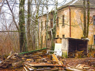 Sonbaharda terk edilmiş eski ev   