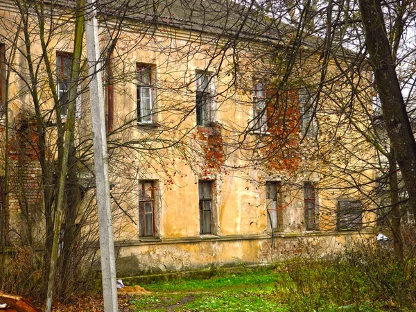 秋天被遗弃的老房子 — 图库照片