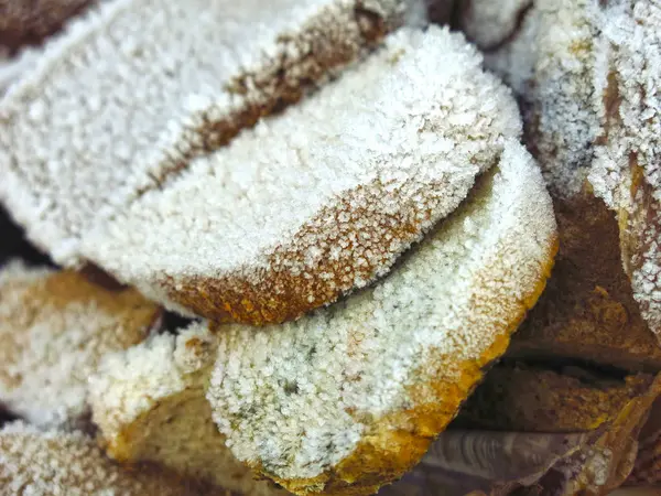 Frost Auf Weggeworfenen Brotstücken — Stockfoto