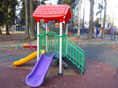 Plastik slaytlı, salıncaklı, kum havuzlu, çocuksuz labirent