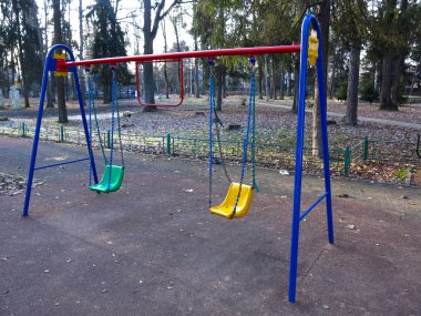 Plastik slaytlı, salıncaklı, kum havuzlu, çocuksuz labirent