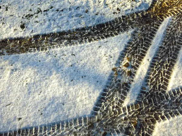 Schwarze Reifenspuren Auf Weißem Schnee — Stockfoto