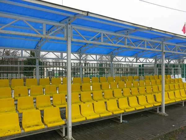 有黄色座位的足球场的空看台 — 图库照片