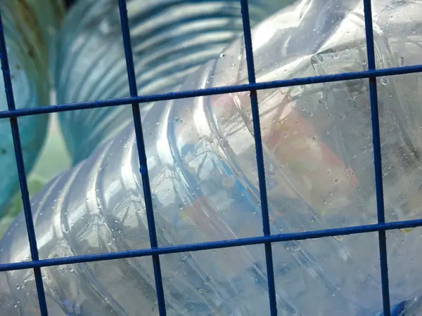 Garrafas Vazias Plástico Lixeira Azul Para Coleta Lixo Separada — Fotografia de Stock