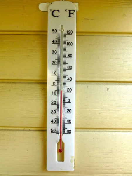 바깥의 온도계 — 스톡 사진
